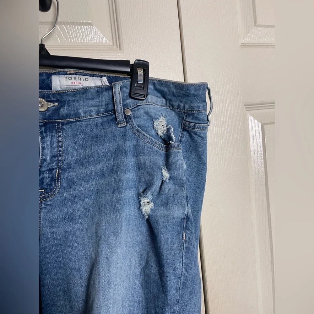 Torrid Distressed Lightwash Jean Shorts Size 16 - Picture 3 of 9